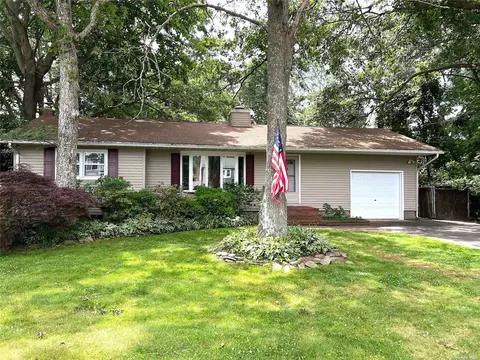 16 Malba Dr, Shirley, NY 11967