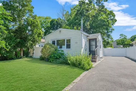31 Adirondack Dr, Selden, NY 11784