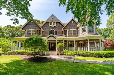 216 Sunset Rd, Laurel Hollow, NY 11771