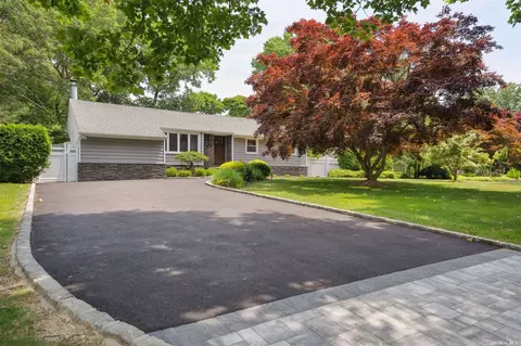 33 Rainbow Dr, Hauppauge, NY 11788
