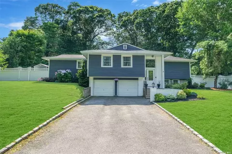 2 Caddy Pl, Rocky Point, NY 11778