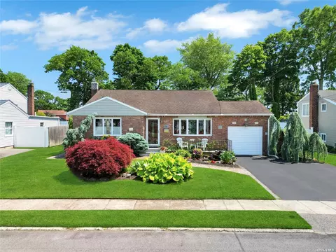 14 Chyam St, North Babylon, NY 11703