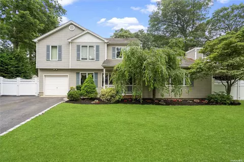 2 Lynch Ln, Smithtown, NY 11787