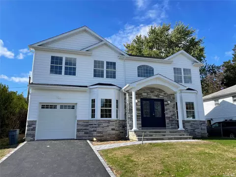 84 Victor St, Plainview, NY 11803