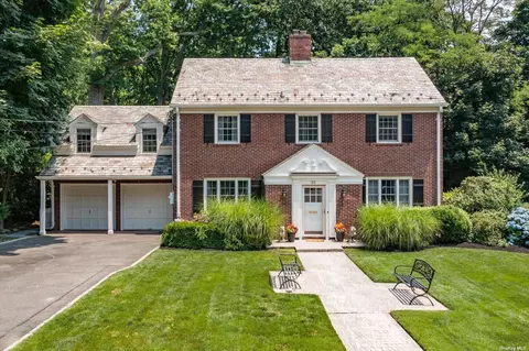32 Strickland Pl, Manhasset, NY 11030