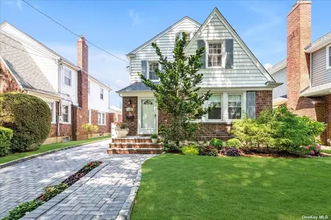 219 Aspen St, Floral Park, NY 11001