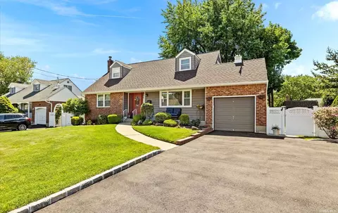 18 Grover Ln, East Northport, NY 11731
