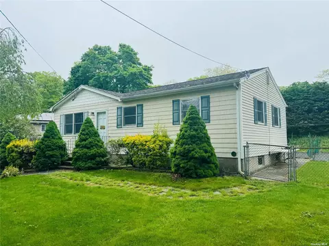 85 Locust Dr, Rocky Point, NY 11778