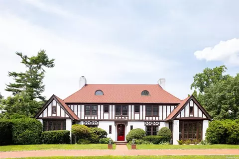389 Stewart Ave, Garden City, NY 11530