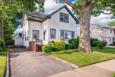 85 Pine St, Oceanside, NY 11572