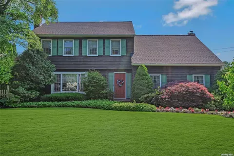 28 Riverview Ave, Oakdale, NY 11769