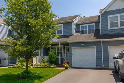 86 Sprucewood Blvd #86, Central Islip, NY 11722