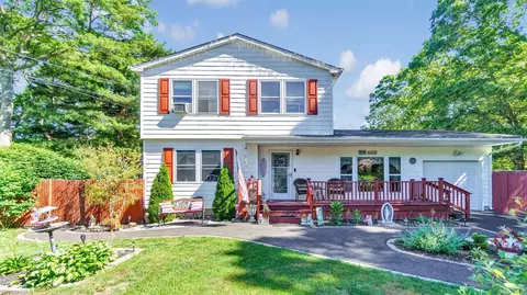 29 Moriches Ave, Mastic, NY 11950