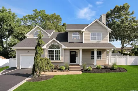 15 Silver Pond Cir, Commack, NY 11725