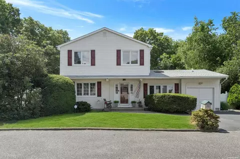 418 Erie St, Holbrook, NY 11741
