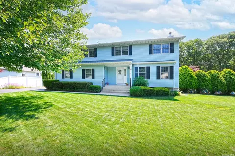 67 Apple Ln, Medford, NY 11763