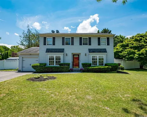 11 Robin Ln, Kings Park, NY 11754