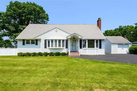 15 Mckinley Ave, Westbury, NY 11590