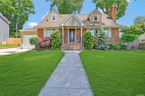 10 Tulane Rd, Glen Cove, NY 11542