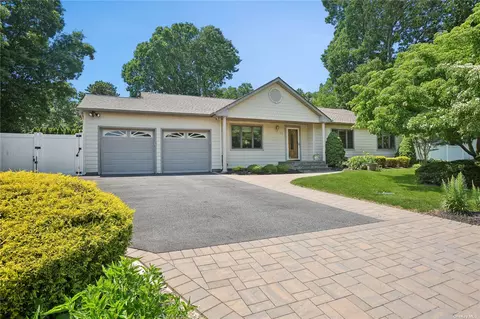 63 Cedar Ridge Ln, Dix Hills, NY 11746
