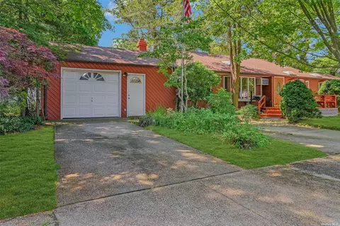 80 7th St, Bay Shore, NY 11706