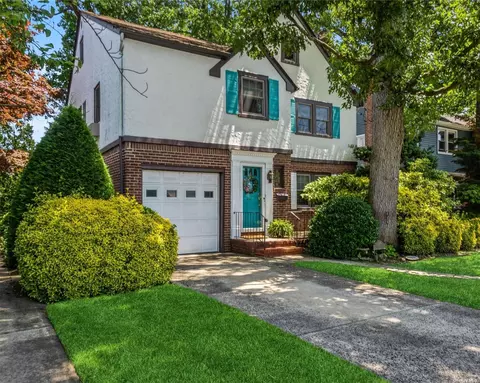27 Hawthorne St, Lynbrook, NY 11563