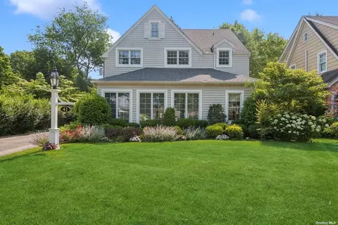 41 Roxbury Rd, Garden City, NY 11530