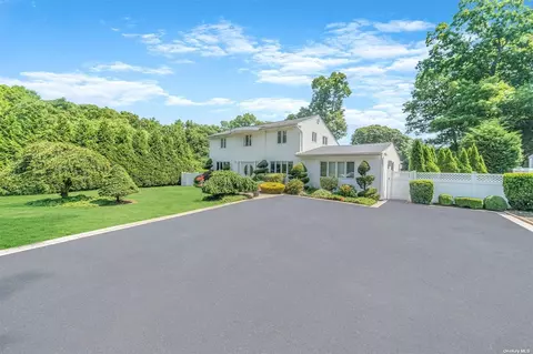 75 Pinedale Rd, Hauppauge, NY 11788