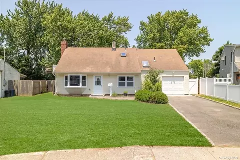 7 Club Ln, Levittown, NY 11756