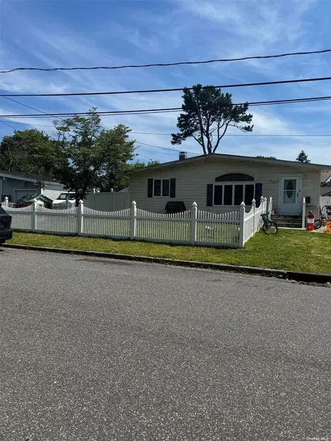 8 Dawn Cres, Central Islip, NY 11722