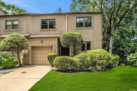 27 High Oak Ct #27, Huntington, NY 11743