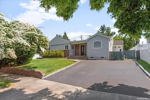 4 Willets Ln, Syosset, NY 11791