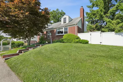 79-49 209th St, Hollis Hills, NY 11364