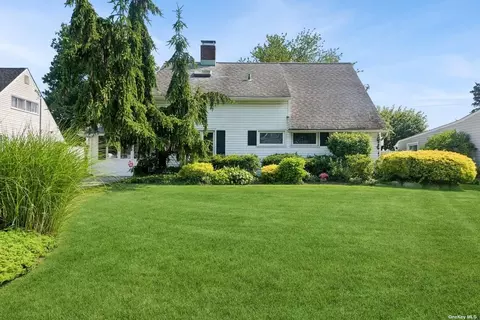 199 Willowood Dr, Wantagh, NY 11793