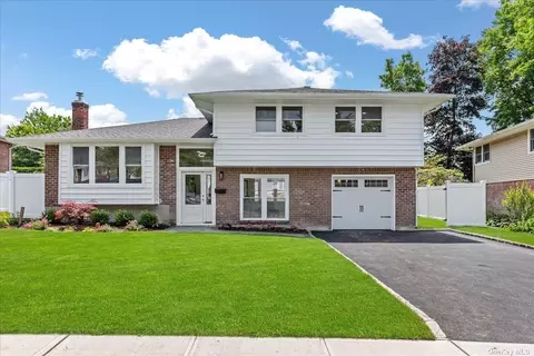 9 Devonshire Ct, Plainview, NY 11803