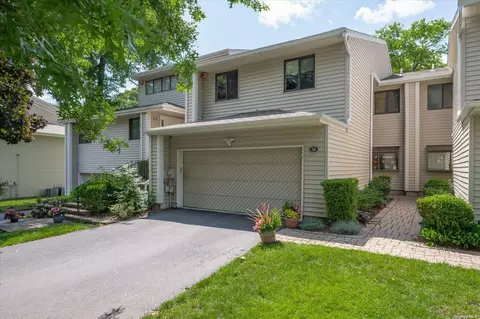 58 Chestnut Ln #58, Woodbury, NY 11797