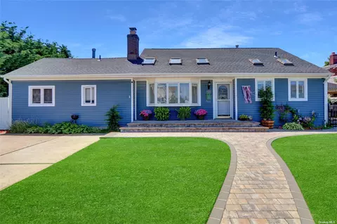15 W Marine Ave, Lindenhurst, NY 11757