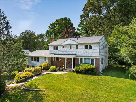 75 Fern Dr, Roslyn, NY 11576