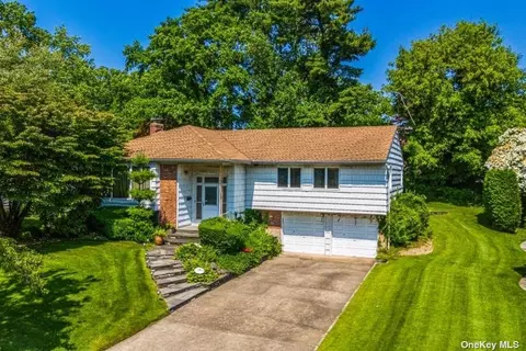 72 The Dell, Albertson, NY 11507
