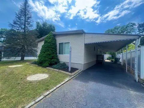 38 Sunflower Dr, Bohemia, NY 11716