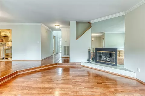 50 Madder Lake Cir #50, Commack, NY 11725