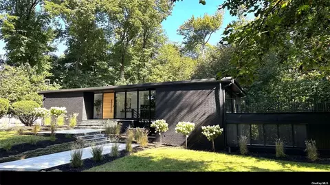 61 Sandy Hill Rd, Oyster Bay, NY 11771