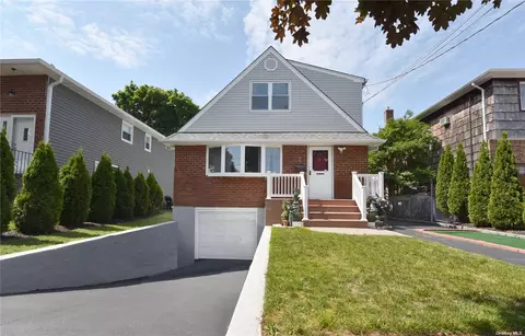 36 Vandewater Ave, Floral Park, NY 11001