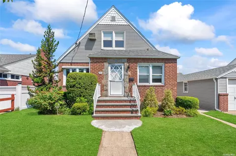 1645 W End Ave, New Hyde Park, NY 11040