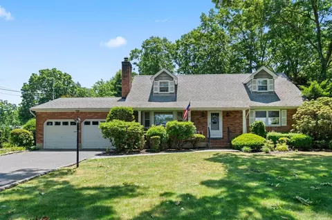 16 Bayberry Ln, Smithtown, NY 11787