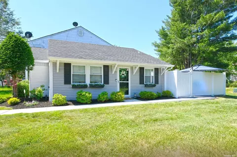 10 Gettysburg #1, Coram, NY 11727