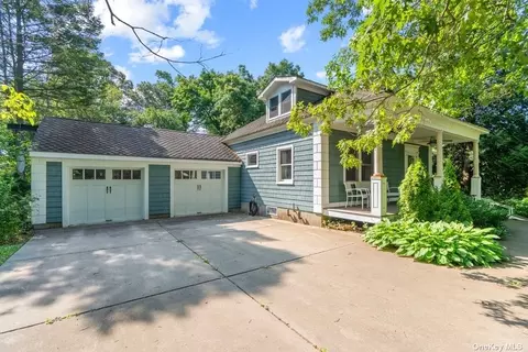100 Shore Dr, Oakdale, NY 11769