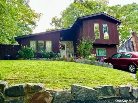 61 Friendship Dr, Rocky Point, NY 11778