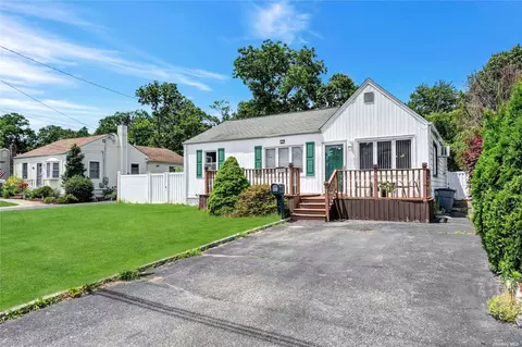 183 17th St, West Babylon, NY 11704
