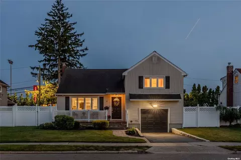 62 N Pine St, Massapequa, NY 11758